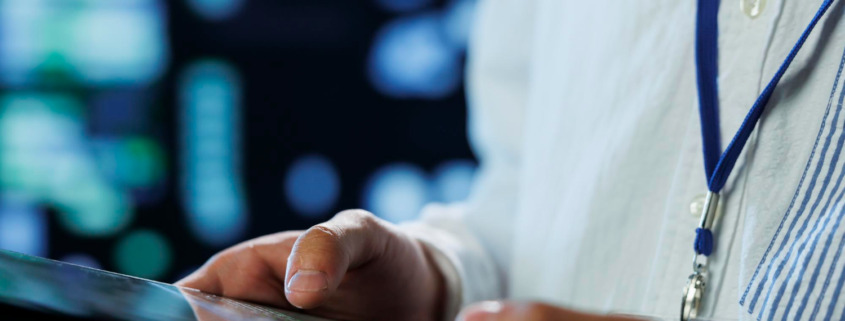 médico utilizando tablet simbolizando atualização de conteúdo médico