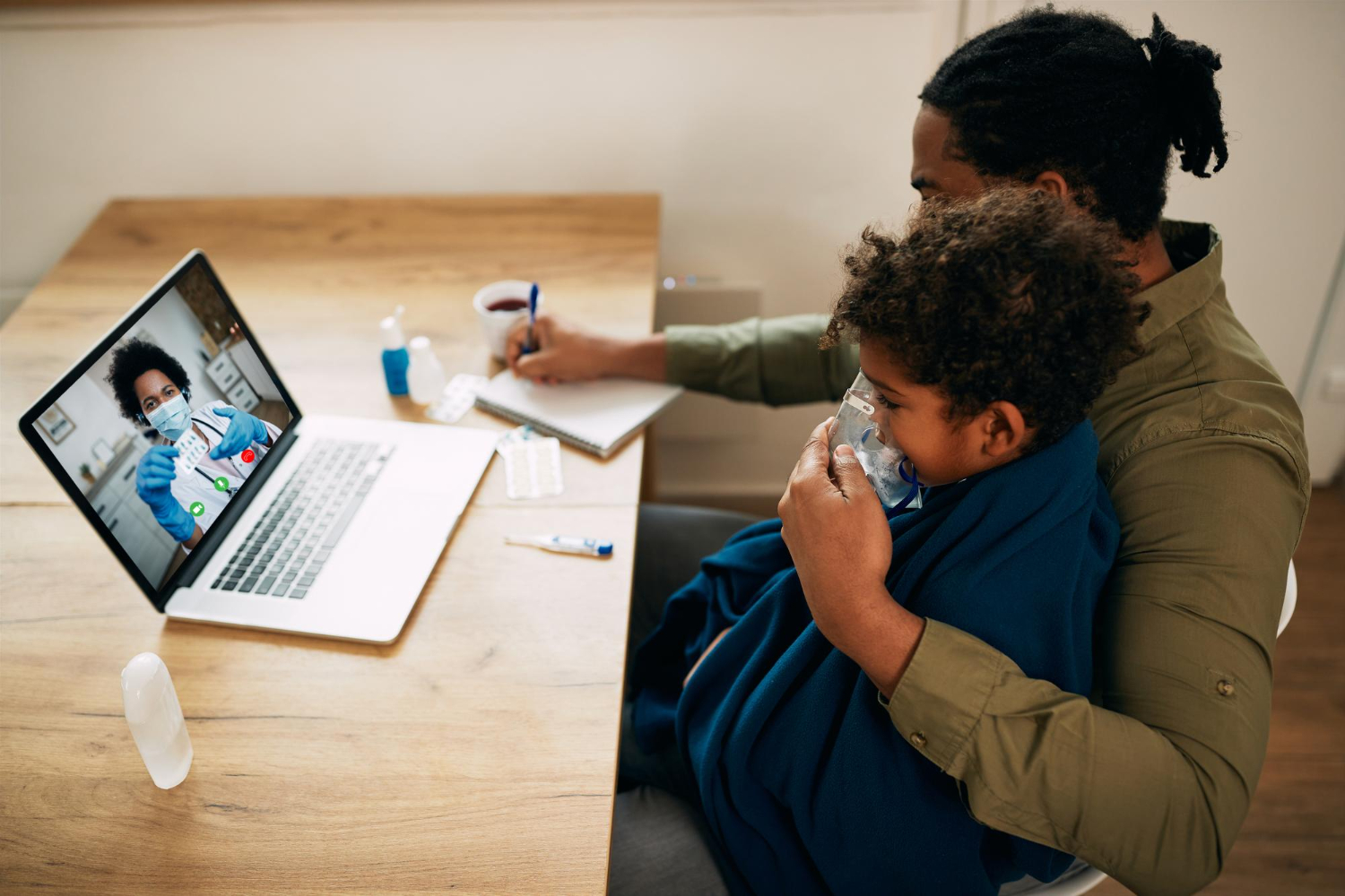 mãe e filho em ambiente de casa em atendimento via telemedicina com médica