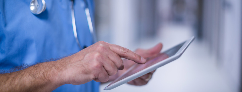 médico utilizando tablet para verificar exames