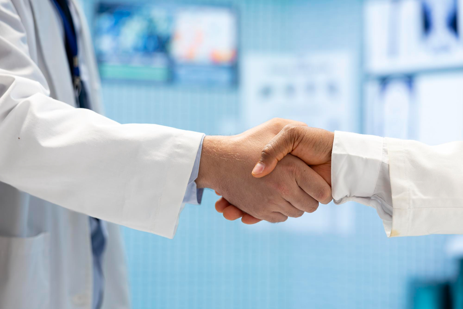 duas mãos de médico se cumprimentando simbolizando parceira entre os profissionais