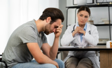 paciente com semblante triste em consultório médico