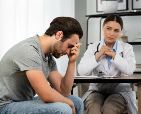 paciente com semblante triste em consultório médico