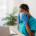 médica em consultório, observando prontuário e informações no notebook