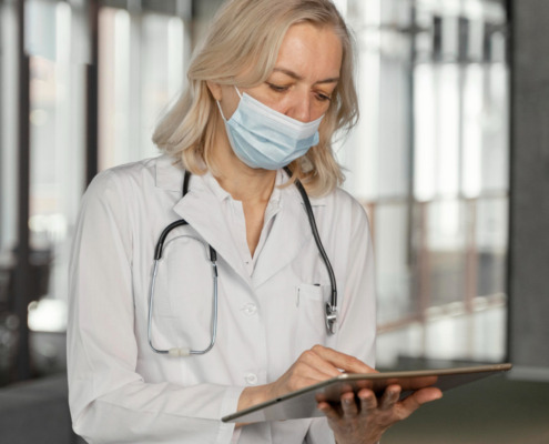 médica com máscara de proteção