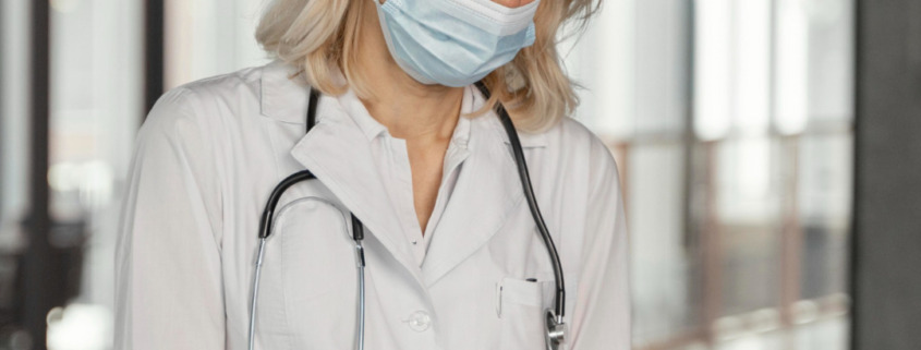 médica com máscara de proteção