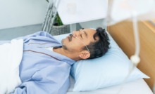 paciente em coma em cama de hospital