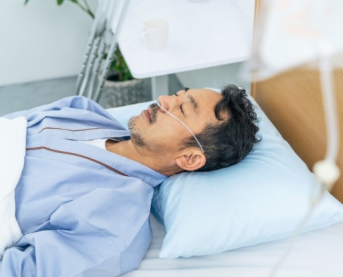 paciente em coma em cama de hospital