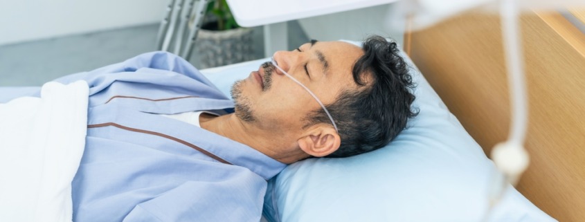 paciente em coma em cama de hospital