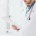 médico em consultório avaliando documento em mãos