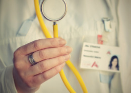 médico com jaleco branco segurando aparelho médico com cabo amarelo