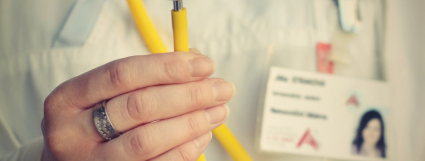 médico com jaleco branco segurando aparelho médico com cabo amarelo