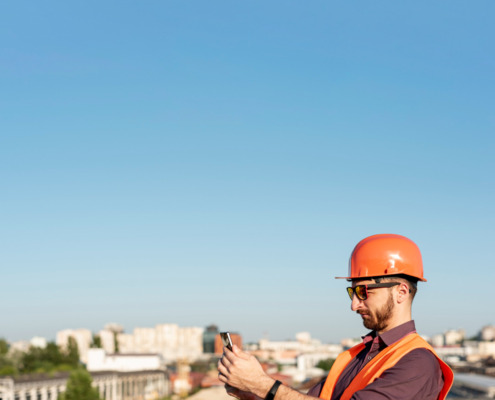 profissional utilizando EPIs em espaço com grande altura