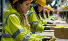 funcionários em linha de produção utilizando EPIs para proteção