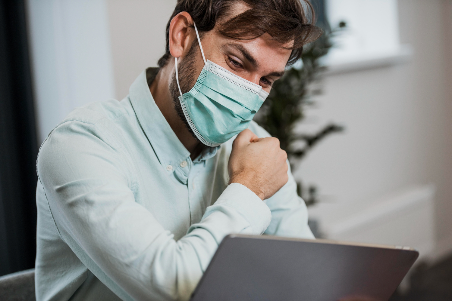 pessoa com máscara facial fazendo teleconsulta