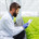 pessoa no campo de plantação de alface analisando tablet