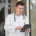 médico em área externa segurando tablet