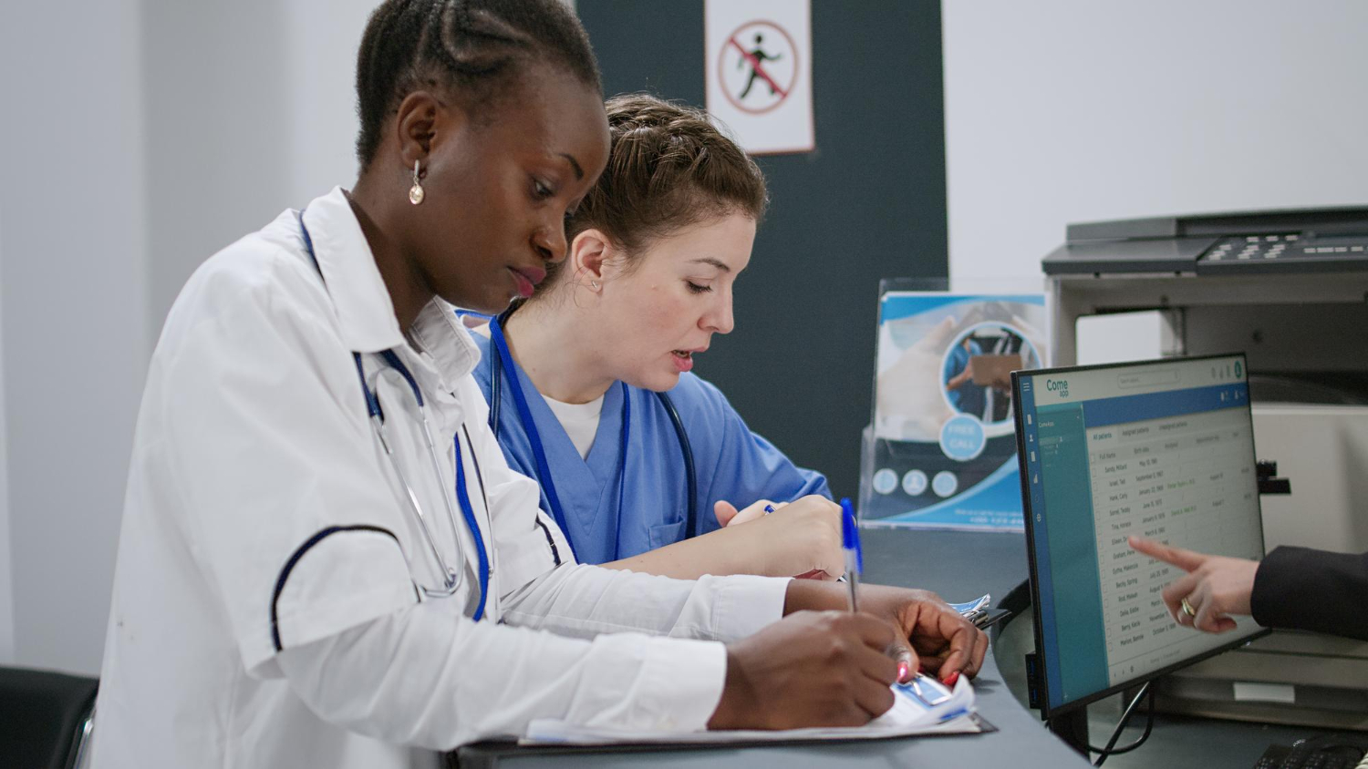 duas profissionais de saúde analisando dados em ambiente hospitalar