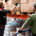 trabalhadores em galpão logístico manipulando caixas de estoque