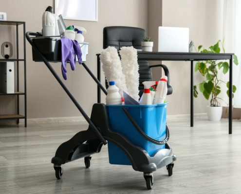 equipamento de limpeza em escritório traduzindo o objetivo da NR-24