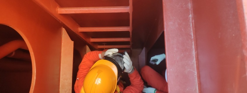 trabalhos com EPIs entrando em ambiente confinado, demonstrando local onde a NR-33 se faz presente