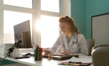 médica em consultório simbolizando gestão de telemedicina