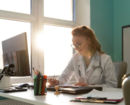 médica em consultório simbolizando gestão de telemedicina