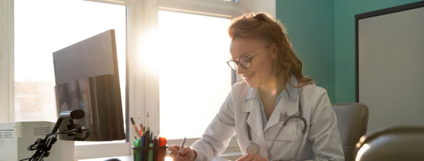 médica em consultório simbolizando gestão de telemedicina