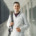 estudante de medicina sorrindo em área externa de faculdade