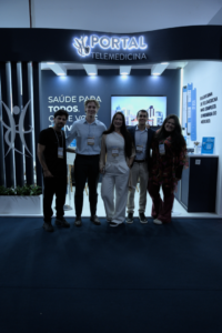 Equipe da Portal Telemedicina na frente do estande da empresa no 81 Congresso Mundial de Cardiologia