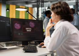 profissional de saúde com incidente em computador