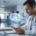médico utilizando IA em atendimento no hospital