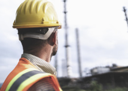 trabalhador utilizando EPIs em plataforma de petróleo