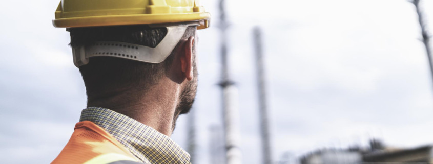 trabalhador utilizando EPIs em plataforma de petróleo