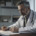 médico perito preenchendo formulários