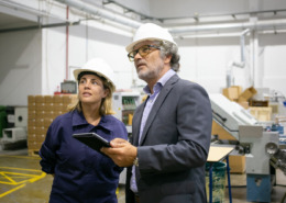 profissionais em área de produção de fábrica