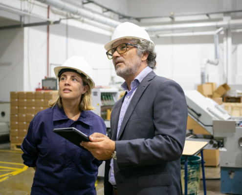 profissionais em área de produção de fábrica