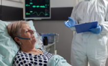 paciente em cama de hospital recebendo atendimento médico